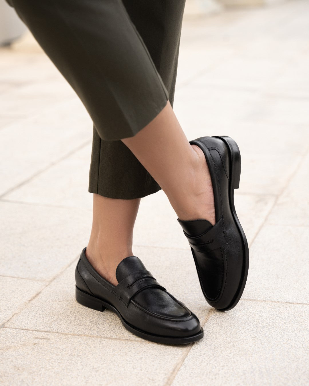 Avine in Leather - Classic Black